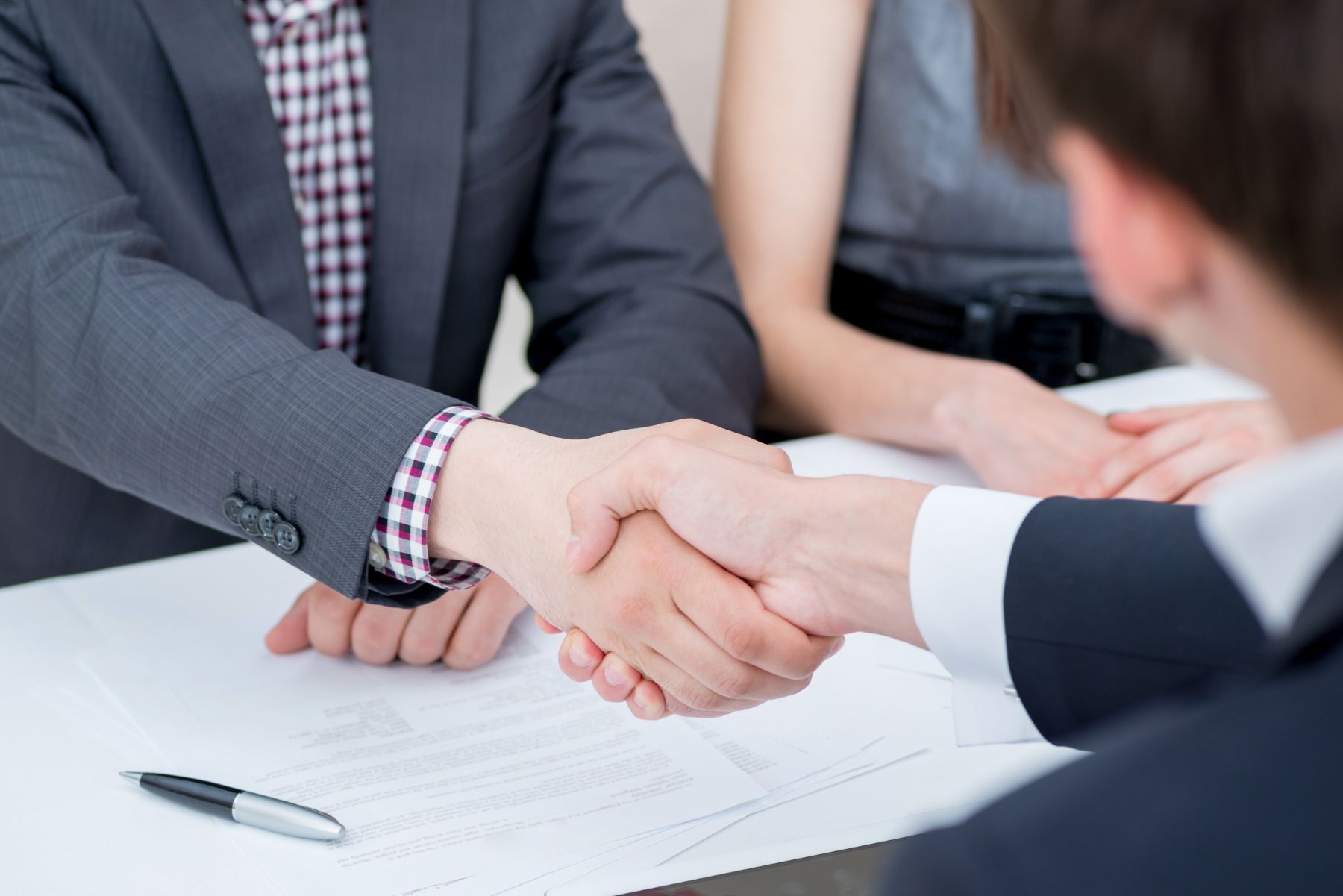 An image of two people shaking hands